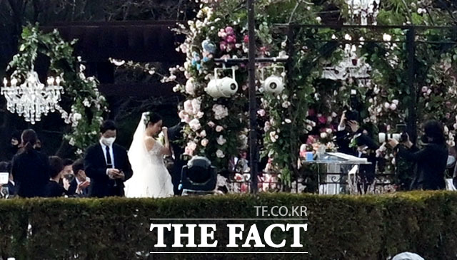 serineblack's tweet photo. "#SonYejin shed tears at their wedding, while #HyunBin protected her by her side."

OHMYGOD MY BABY IS CRYING TT

#TheBinJinWedding #BinJin 
#CLOYEpisode17 

https://t.co/TgCXvEtjmM https://t.co/bXyG8vAFAb