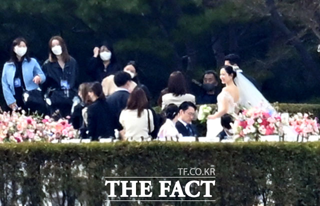 PRNforhappiness's tweet photo. Hyun Bin ♥ Son Ye-jin wedding, 'Son Ye-jin who steals tears and Hyun-bin protecting her side #BinJinWedding https://t.co/6YjvkrscNO