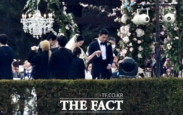 PRNforhappiness's tweet photo. Hyun Bin ♥ Son Ye-jin wedding, 'Son Ye-jin who steals tears and Hyun-bin protecting her side #BinJinWedding https://t.co/6YjvkrscNO