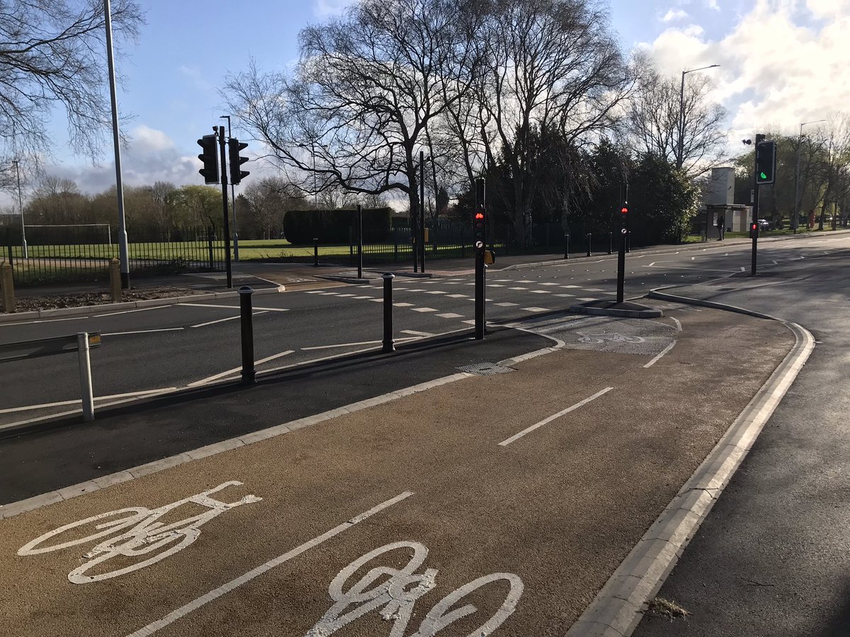 WalkRideCheadle's tweet photo. And that for some reason, crossings on either side of the sand park look totally different?

The standard and care we have come to expect from @StockportMBC https://t.co/bJMTPyxBM3