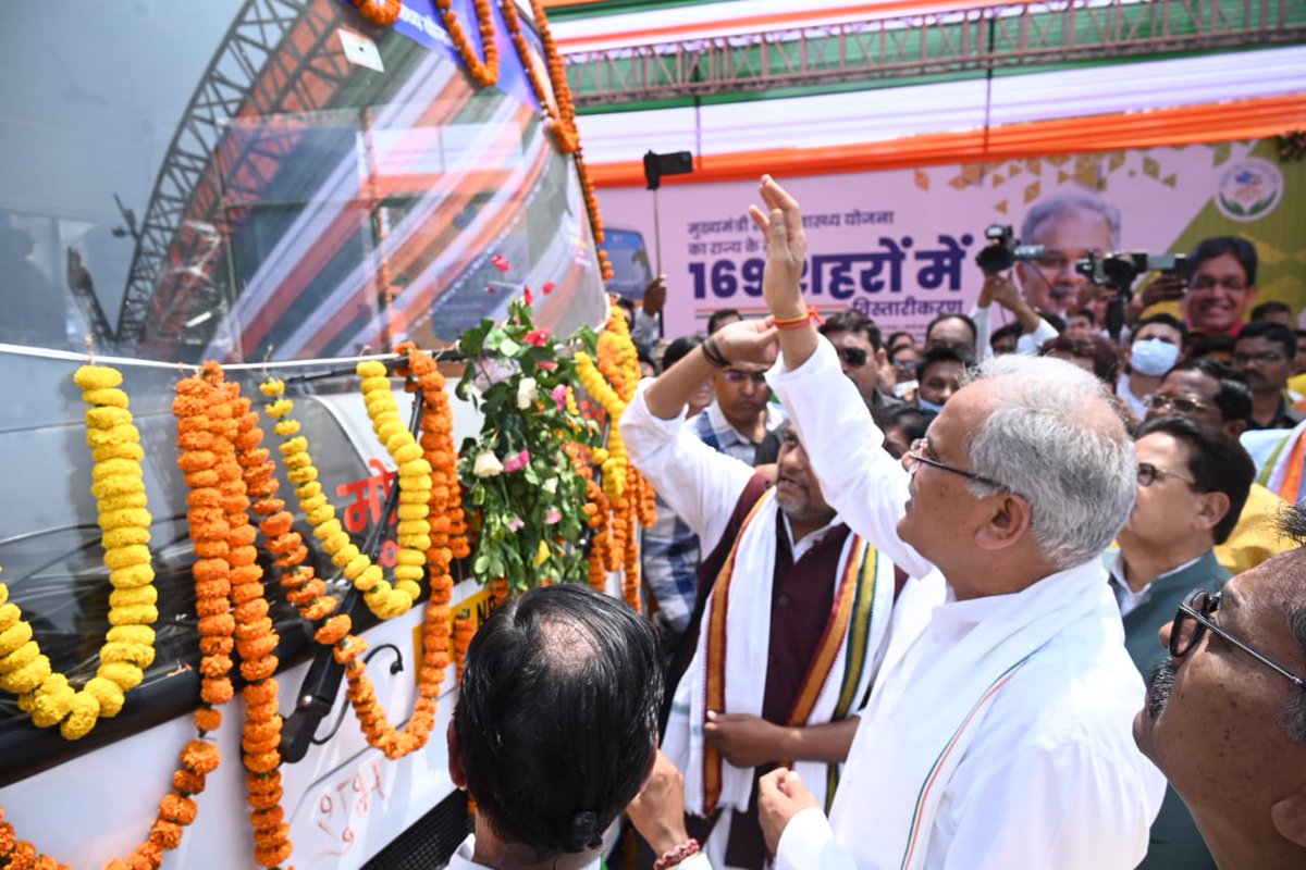 ChhattisgarhCMO's tweet photo. मुख्यमंत्री श्री @bhupeshbaghel ने 'मुख्यमंत्री शहरी स्लम स्वास्थ्य योजना' के विस्तार हेतु नगर पालिकाओं एवं नगर पंचायतों में स्वास्थ्य सेवा उपलब्ध कराने के उद्देश्य से 60 मोबाईल मेडिकल यूनिट का हरी झण्डी दिखाकर किया शुभारंभ। 

@HealthCgGov #NYAY #CGModel https://t.co/Qhf2jVbK4r