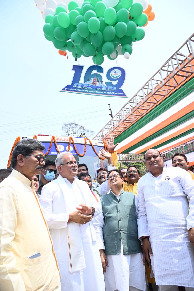 ChhattisgarhCMO's tweet photo. मुख्यमंत्री श्री @bhupeshbaghel ने 'मुख्यमंत्री शहरी स्लम स्वास्थ्य योजना' के विस्तार हेतु नगर पालिकाओं एवं नगर पंचायतों में स्वास्थ्य सेवा उपलब्ध कराने के उद्देश्य से 60 मोबाईल मेडिकल यूनिट का हरी झण्डी दिखाकर किया शुभारंभ। 

@HealthCgGov #NYAY #CGModel https://t.co/Qhf2jVbK4r