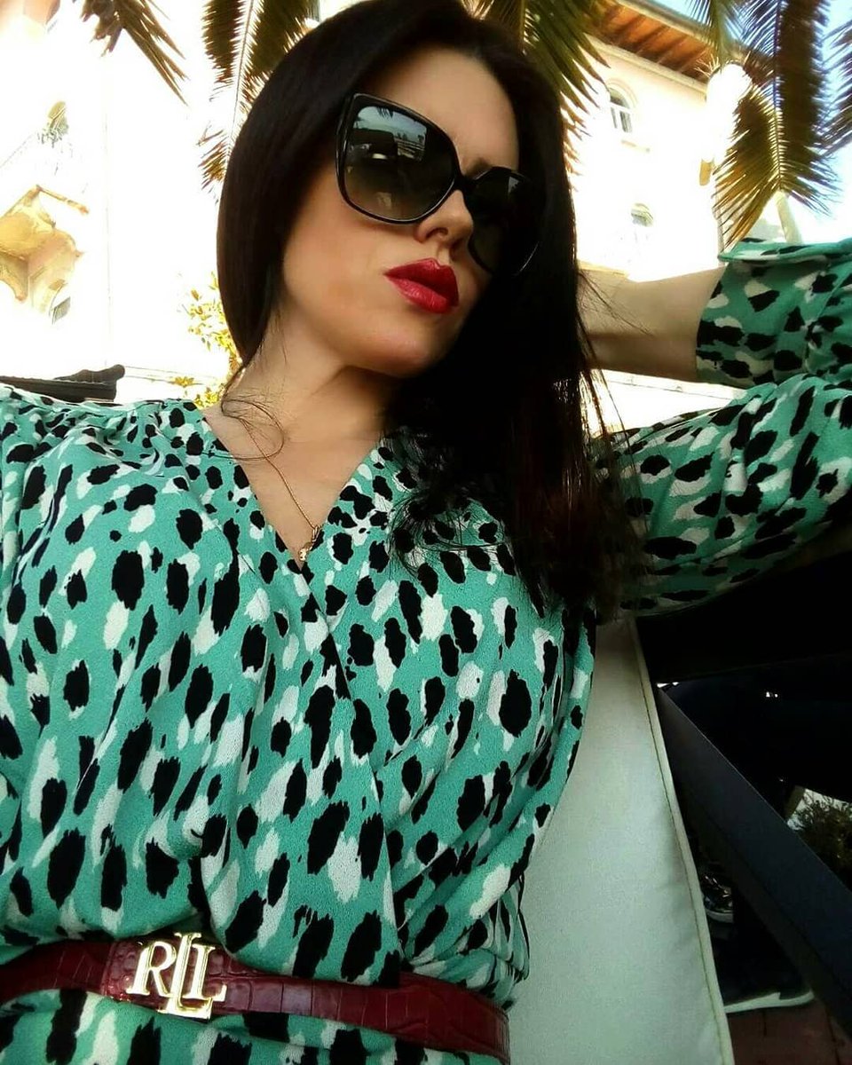 prošle godine na današnji dan sedela sam u opatiji i pila aperol spritz, ne sanjajući da će je taj izlazak ostati zapamćen kao labuđi pev kome je već sutradan usledila teška korončuga iz koje smo se jedva iskobeljali
pogledajte samo ovaj naivni zadovoljni osmeh