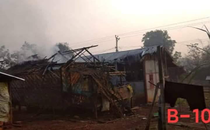 thandarsoesan's tweet photo. A house in Daw Khuli village, Demoso Tsp was hit by SAC’s artillery shells despite no fighting happening in the area around 7am. #US_SanctionMOGE  #2022Mar31Coup #WhatsHappeningInMyanmar https://t.co/6MgPABKzsF