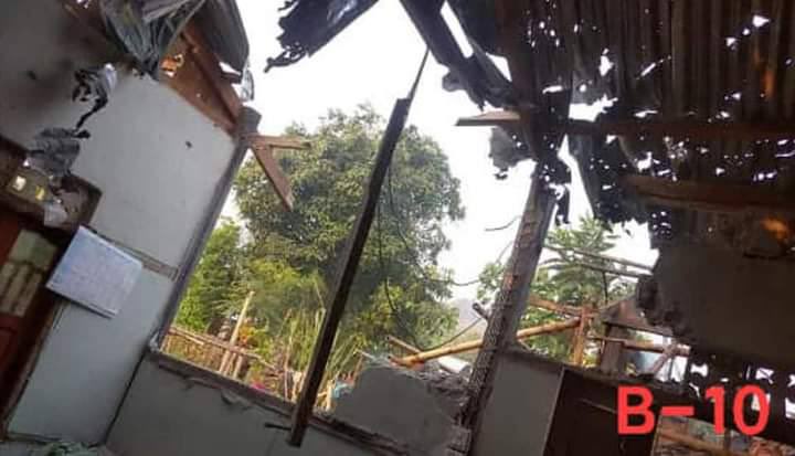 thandarsoesan's tweet photo. A house in Daw Khuli village, Demoso Tsp was hit by SAC’s artillery shells despite no fighting happening in the area around 7am. #US_SanctionMOGE  #2022Mar31Coup #WhatsHappeningInMyanmar https://t.co/6MgPABKzsF