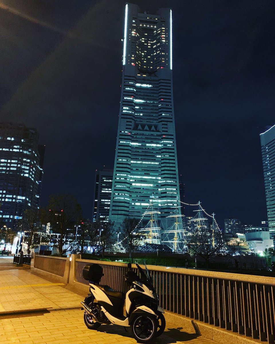 jin_jin_jinta's tweet photo. 横浜は夜景が綺麗だなその2✨✨✨✨✨
🛵3333333
#LMW
#YAMAHA
#TRYCITY
#トリシティ
#トリシティ125
#みなとみらい
#赤レンガ倉庫
#観覧車
#コスモワールド
#横浜
#バイクのある生活
#バイク男子 https://t.co/UN0mkGmIUQ