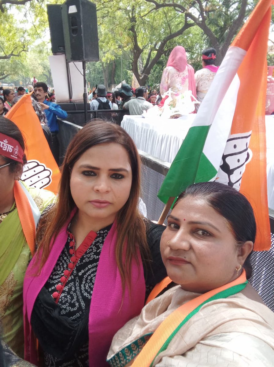 WarriorsClubAD's tweet photo. महंगाई से हो रही जनता परेशान
  जनता  मांग रही है ज़वाब
क्या सरकार देगी जवाब।

@MahilaCongress अध्यक्षा @dnetta जी,  @DelhiPMC अध्यक्षा @AmritaDhawan1 जी व कांग्रेस 
 साथियों के साथ जनहित के लिए जंतर मंतर में किया महंगाई के खिलाफ विरोध प्रदर्शन।

#MehengaiMuktBharat https://t.co/J3uBIyzMFj
