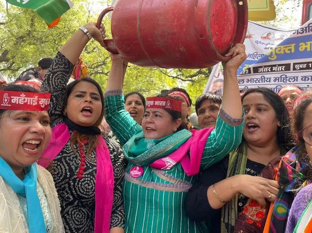 WarriorsClubAD's tweet photo. महंगाई से हो रही जनता परेशान
  जनता  मांग रही है ज़वाब
क्या सरकार देगी जवाब।

@MahilaCongress अध्यक्षा @dnetta जी,  @DelhiPMC अध्यक्षा @AmritaDhawan1 जी व कांग्रेस 
 साथियों के साथ जनहित के लिए जंतर मंतर में किया महंगाई के खिलाफ विरोध प्रदर्शन।

#MehengaiMuktBharat https://t.co/J3uBIyzMFj