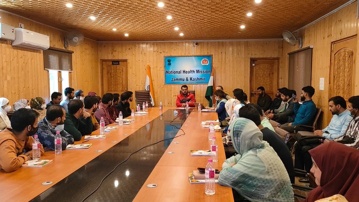 sha_jnk's tweet photo. At NHM offices across Jammu & Kashmir, a 4-day training session for Pradhan Mantri Arogya Mitras (PMAMs) Certification was successfully completed. There were about 600 Pradhan Mantri Arogya Mitras taught. #NHMJK #PMAM #training @MoHFW_INDIA @diprjk @yasinc_ias @AyushmanNHA https://t.co/NLQiu1YxWA