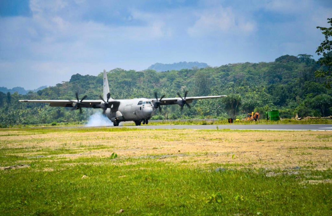 livefist's tweet photo. ALERT 🚨

IAF Super Herc makes debut landing at India’s southernmost airfield — INS Baaz on Great Nicobar island. https://t.co/n589DGHok2
