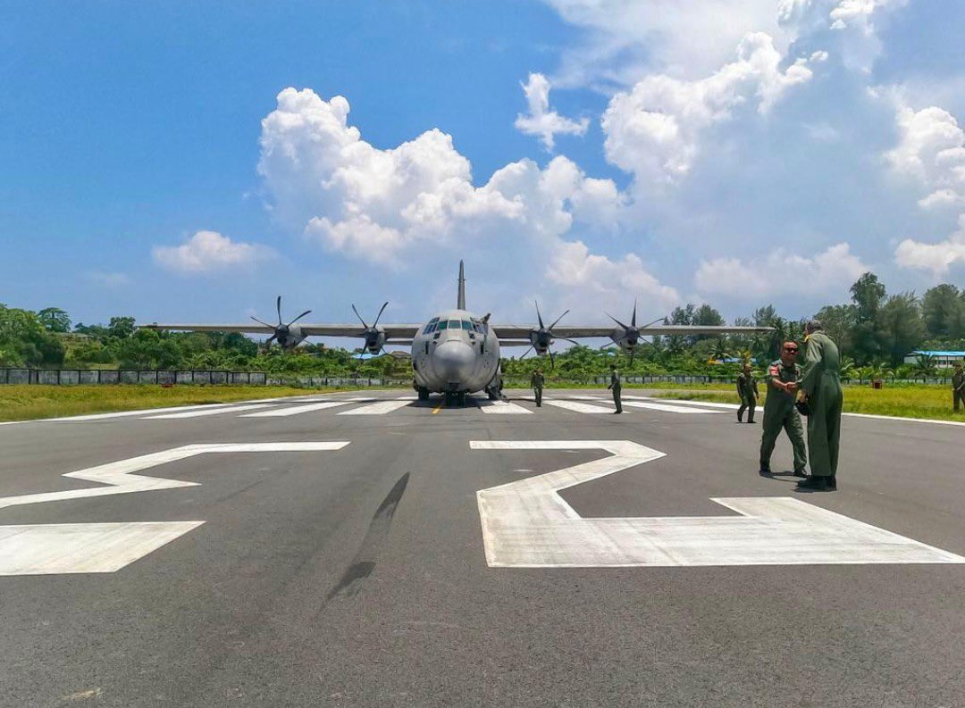 livefist's tweet photo. ALERT 🚨

IAF Super Herc makes debut landing at India’s southernmost airfield — INS Baaz on Great Nicobar island. https://t.co/n589DGHok2