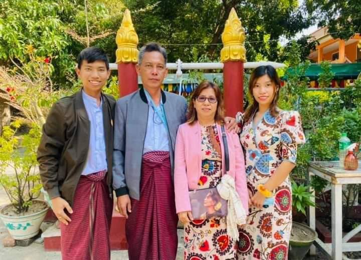 OMK251977's tweet photo. Junta fired gunshots &amp; abducted the family in photo (except the girl)in Meikhtila Tsp on Mar30.The son was sentenced to 3yrs in prison. An arrest warrant was also put up at their home illegally.  #US_SanctionMOGE  #2022Mar31Coup #WhatsHappeningInMyanmar https://t.co/8V8RCqjLdr