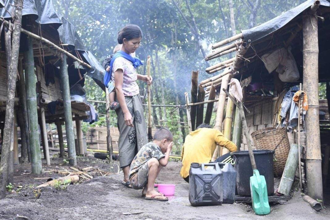 kk_jgk's tweet photo. Junta has imposed a series of restrictions on import of food for IDPs in Karennu &amp; recently imposed further restrictions on import of medicines &amp; IDPs are facing shortages of foods &amp; medicines. #US_SanctionMOGE  #2022Mar31Coup #WhatsHappeningInMyanmar https://t.co/rdAY5SPbMy