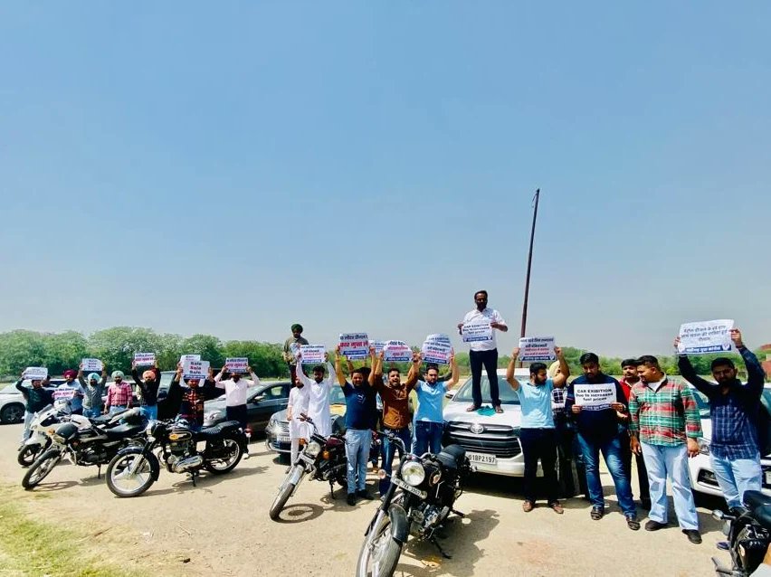 LubanaManoj's tweet photo. Today our Chandigarh Youth Congress team protested in Sector 25 against the rising fuel prices by  organising an exhibition for sale of cars. 
Fuel Prices are touching the sky. Common people are suffering. But government is doing nothing.
#MehangaiMuktBharat https://t.co/65LzcHN9zH