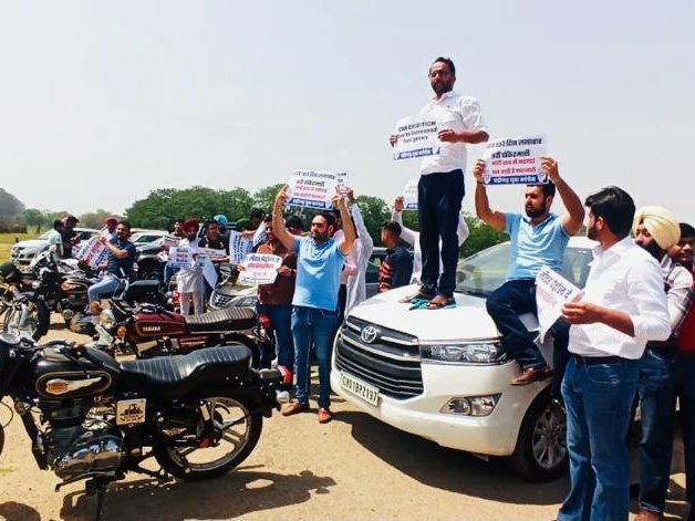LubanaManoj's tweet photo. Today our Chandigarh Youth Congress team protested in Sector 25 against the rising fuel prices by  organising an exhibition for sale of cars. 
Fuel Prices are touching the sky. Common people are suffering. But government is doing nothing.
#MehangaiMuktBharat https://t.co/65LzcHN9zH