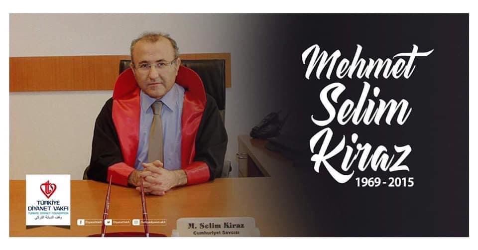 Teröristler tarafından düzenlenen hain saldırıda şehid edilen Savcı #MehmetSelimKiraz'ı şehadetinin sene-i devriyesinde dualarla, rahmet ve minnetle anıyoruz.
Mekanı cennet olsun.
Allah o teröstleri, onlara avukatlık yapan alçakları, yanlarında duranları kahreylesin...