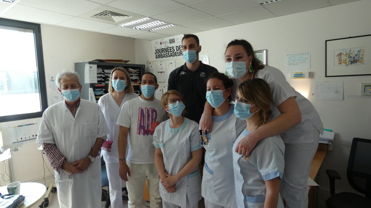 BoulazacBasketD's tweet photo. En partenariat avec l'association Des Boules aux Nez et le @CH_Perigueux, nos joueurs @sirsicnic et @NicodeJong14 se sont rendus auprès des jeunes patients la semaine dernière. 

Un très beau moment de partage riche en émotions. 

#solidarité #GoBBD https://t.co/bJjz07oLQJ
