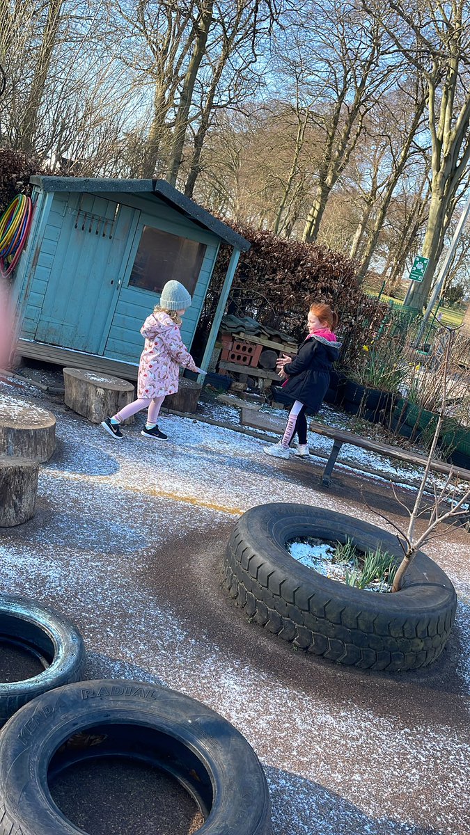 WoodlandsPrim1's tweet photo. We think the nursery garden looks pretty with the snowflakes! ❄️ #earlyyears #exploringweather https://t.co/voJnGcfTcB