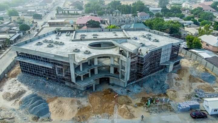 OvieNews's tweet photo. Contractors begin the installation of window panes at the Kano Cancer Center which brings the project to its final stage of completion as Kano looks to provide affordable cancer care and treatment to its residents. https://t.co/gIE7mgsx7u