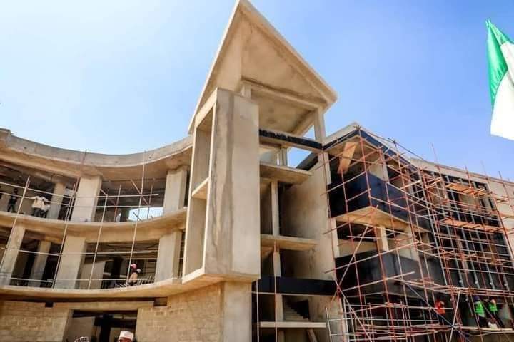 OvieNews's tweet photo. Contractors begin the installation of window panes at the Kano Cancer Center which brings the project to its final stage of completion as Kano looks to provide affordable cancer care and treatment to its residents. https://t.co/gIE7mgsx7u