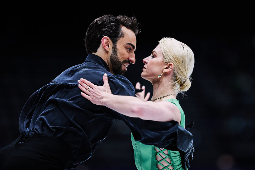 Una temporada llena de éxitos para <a href="/oliviaxsmart/">Olivia Sophie Smart</a> &amp; <a href="/AdrianDiazBron/">Adrian Diaz Bronchud</a> ⛸️, que han batido todos los registros en las tres competiciones clave a nivel internacional:

4️⃣ Europeo
8️⃣ Beijing 2022 y diploma olímpico
7️⃣ Mundial

Nos habéis hecho soñar sobre el hielo! ❄️

📸 <a href="/ISU_Figure/">ISU Figure Skating</a>