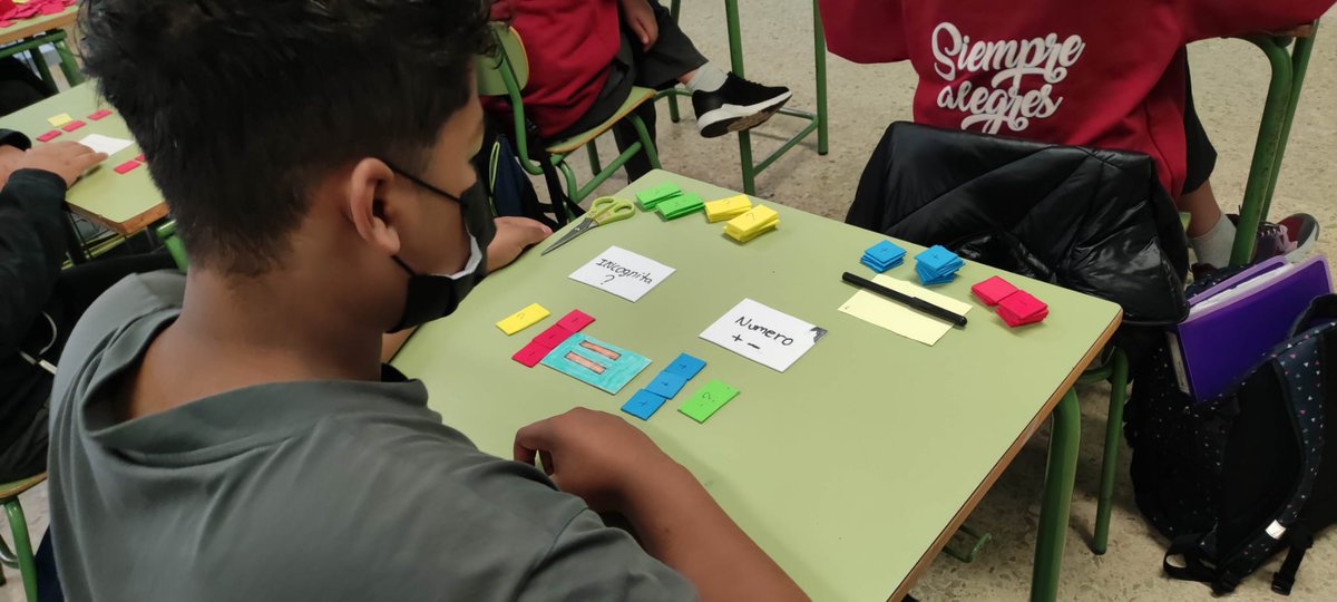 SalesEstrecho's tweet photo. Nuestro alumnos de #1ºESO disfrutan de aprender matemáticas. Crean su propio material manipulativo y se convierten en auténticos expertos  en ecuaciones y cálculos algebraicos. #aprenderjugando #mathsrules☺ #matemáticasmanipulativas https://t.co/I38hQVmACH
