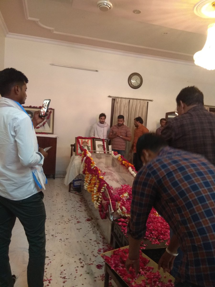 PoswalDashrath's tweet photo. जयपुर वैशाली नगर स्थित आवास पर #कर्नल_किरोडी_सिंह_बैंसला_जी को श्रद्धांजली अर्पित की,ॐशांति🙏🙏
@VijaySBainsla https://t.co/iHrwLXtKhb