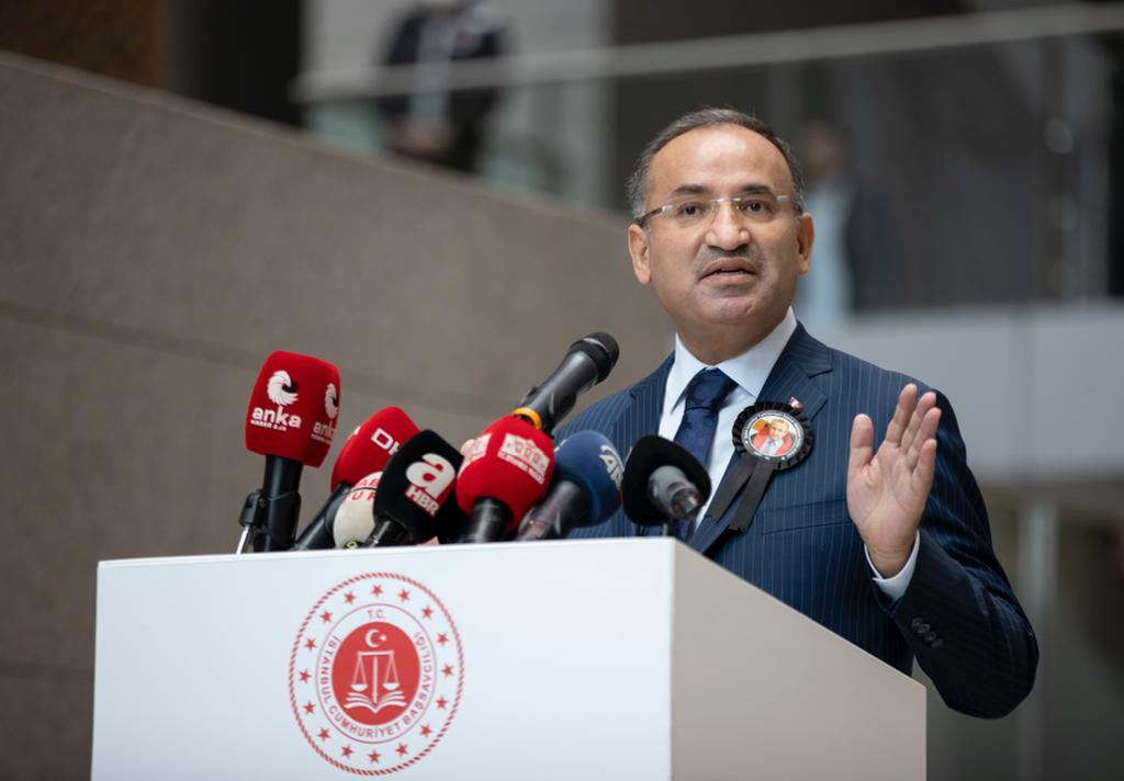 adalet_bakanlik's tweet photo. Adalet Bakanı Bekir Bozdağ, 7 yıl önce odasında gerçekleştirilen hain ve alçak terör saldırısında şehit edilen Cumhuriyet Savcısı Mehmet Selim Kiraz’ı anma törenine katıldı.

https://t.co/3Z2wFFljH1 https://t.co/O7UO6B9i05