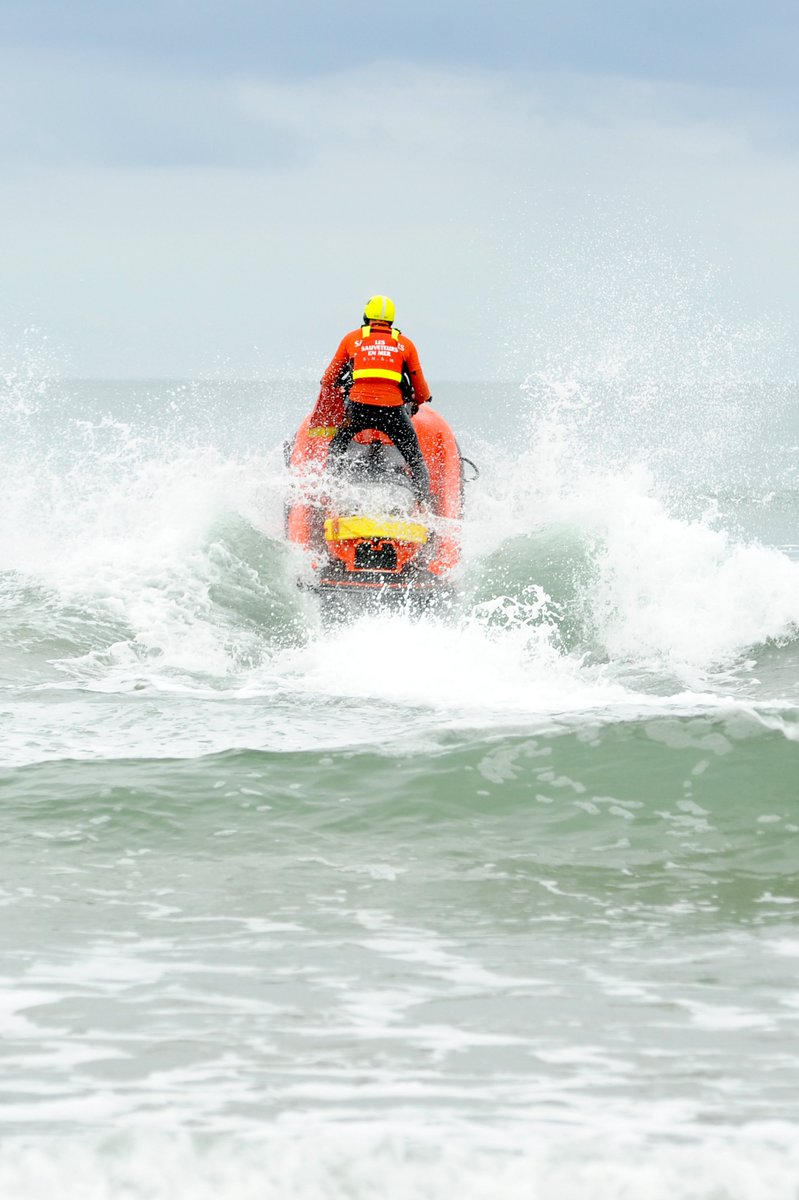 SauveteursenMer's tweet photo. #JeudiPhoto 📸 Entraînement #JetSki des #NageursSauveteurs du centre de formation &amp; d'intervention #SNSM de Rochefort dans les #vagues capturé par Véronique Le Goffic 🌊 https://t.co/D5hSVkDH6U https://t.co/IN8qntzrMe