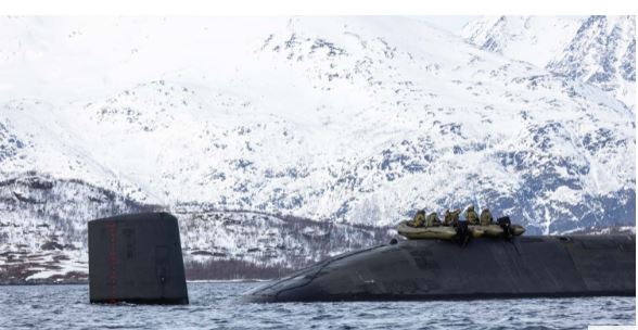 NavyClippings's tweet photo. Against the backdrop of snow-covered mountains of a Norwegian fjord an elite team of commandos launch a raid in a small boat from a Royal Navy submarine.  #navy #navyclippings #navynews #submarine #corvette #frigat #aircraftcarrier

https://t.co/90JGeDofCZ https://t.co/wJS8Y9YP7q