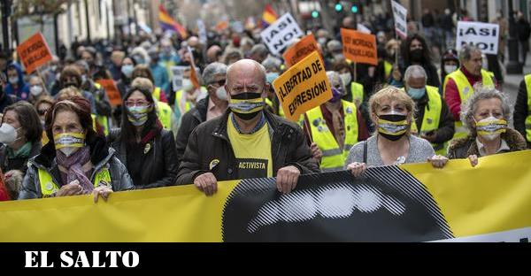 😰Hoy celebramos otro año de #LeyMordaza, esta vez marcado por el debate sobre su reforma. Un proceso que más que reformar, maquilla. Por ahora, no deroga sus artículos más preocupantes para la libertad de reunión expresión e información.
#7AñosDeLeyMordaza ¡#Desamordazate!