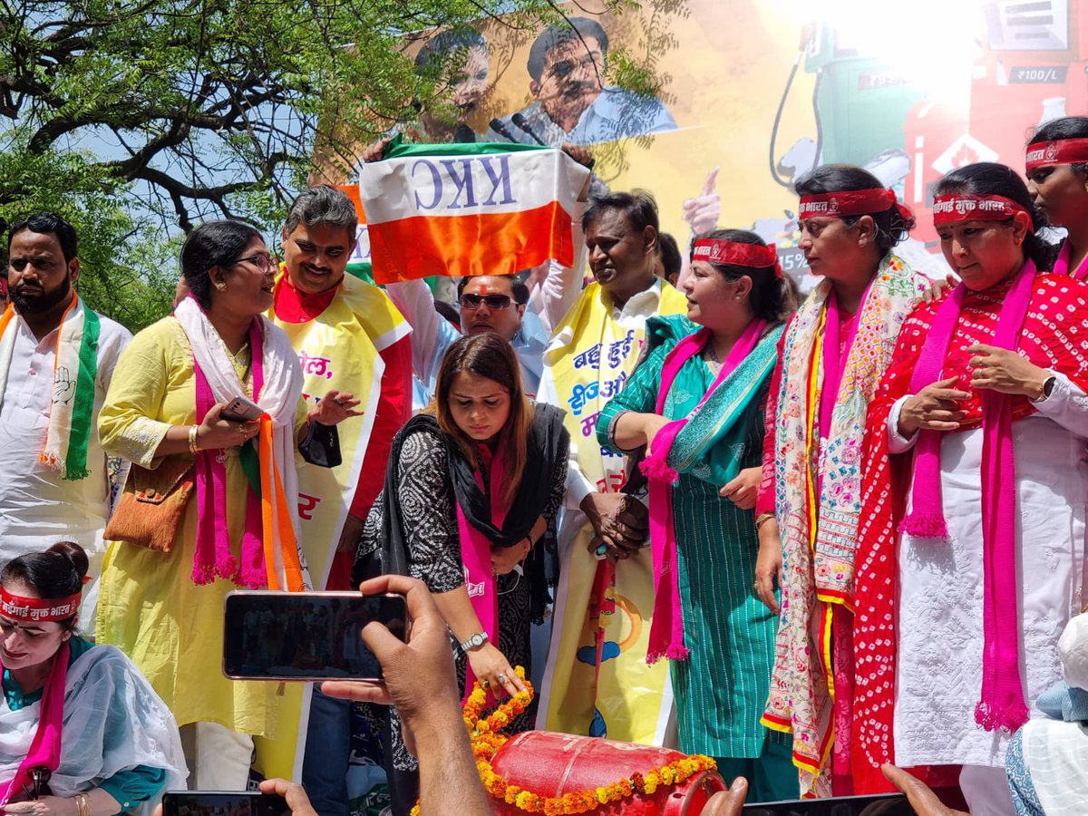 SubharanshRai's tweet photo. वो अच्छें दिन नही ला पाये , 
आइये हम महँगाई मुक्त भारत बनाते हैं ।
बहरी मोदी सरकार को ज��ाने के लिये अखिल भारतीय महिला कांग्रेस को @kkc_india द्वारा सम्पूर्ण समर्थन दिया गया ।@RahulGandhi @Dr_Uditraj @dnetta @AmritaDhawan1 @ashishaipc #MehangaiMuktBharat https://t.co/XFfZdyGCHd
