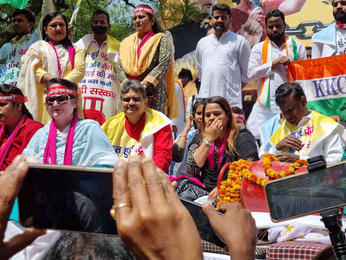 SubharanshRai's tweet photo. वो अच्छें दिन नही ला पाये , 
आइये हम महँगाई मुक्त भारत बनाते हैं ।
बहरी मोदी सरकार को ज��ाने के लिये अखिल भारतीय महिला कांग्रेस को @kkc_india द्वारा सम्पूर्ण समर्थन दिया गया ।@RahulGandhi @Dr_Uditraj @dnetta @AmritaDhawan1 @ashishaipc #MehangaiMuktBharat https://t.co/XFfZdyGCHd