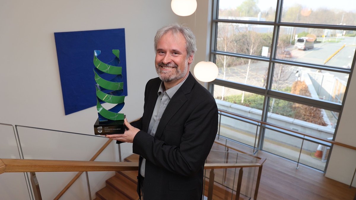 Professor Dominic Zerulla wins <a href="/NovaUCD/">NovaUCD</a>’s 2022 Innovation Award

Read more 👉 ucd.ie/science/newsev…

🔬 He receives the award in recognition of the development of a unique chip which enables ultra-high spatial resolution far beyond the diffraction limit of visible light