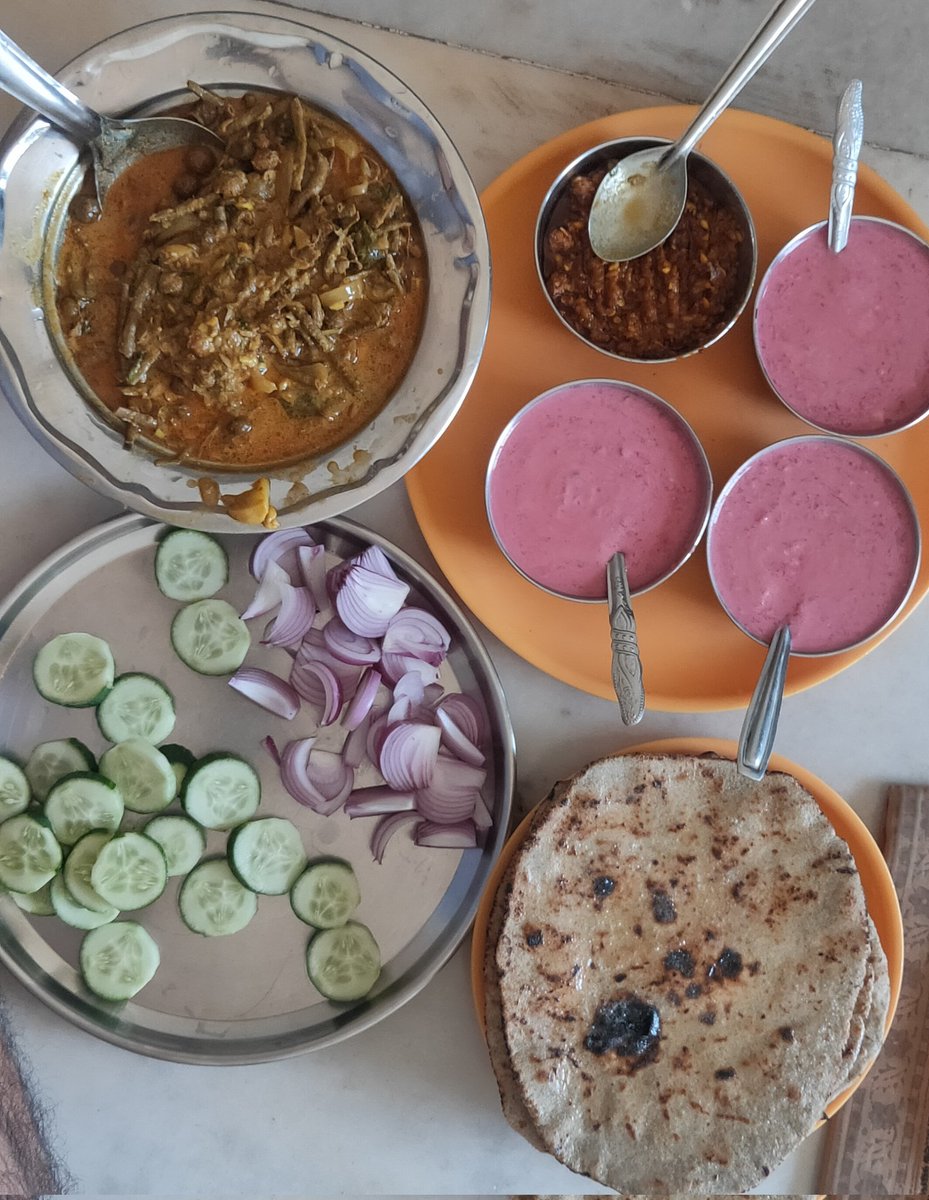 indiark's tweet photo. बाजरे की रोटी, सांगरी की सब्जी, लहसुन काचरी की चटनी, चुकंदर का रायता। इस तरह मुम्बई में राजस्थान दिवस समारोहपूर्वक मनाया गया। #RajasthanDiwas https://t.co/HVgyfhbSW8