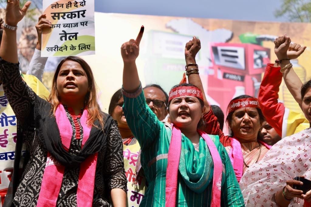TeamAmritaD's tweet photo. कमर तोड़ महँगाई से निकली आमजन की जान,
आओ चलाएँ #महँगाई_मुक्त_भारत अभियान।

@MahilaCongress अध्यक्षा @dnetta जी व @DelhiPMC अध्यक्षा @AmritaDhawan1 जी के नेतृत्व में, दिल्ली के जंतर-मंतर पर महिला कांग्रेस का #MehangaiMuktBharat अभियान। https://t.co/ftF7jxGGQO
