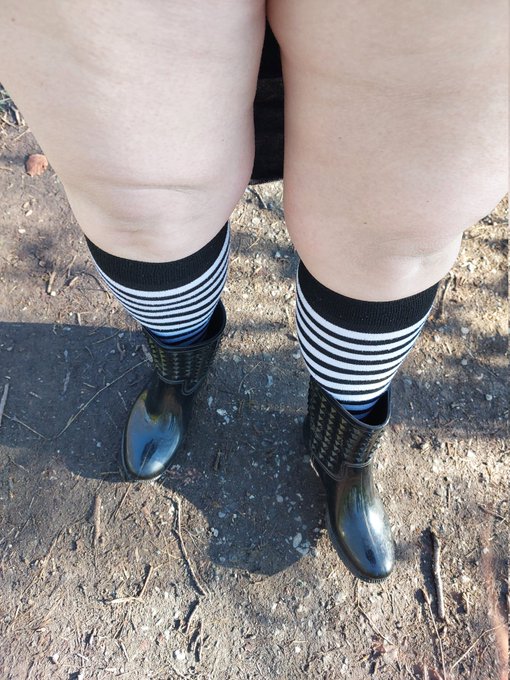 Is wellies with knee high socks a fetish?🤔 https://t.co/DuBDDVnWvo