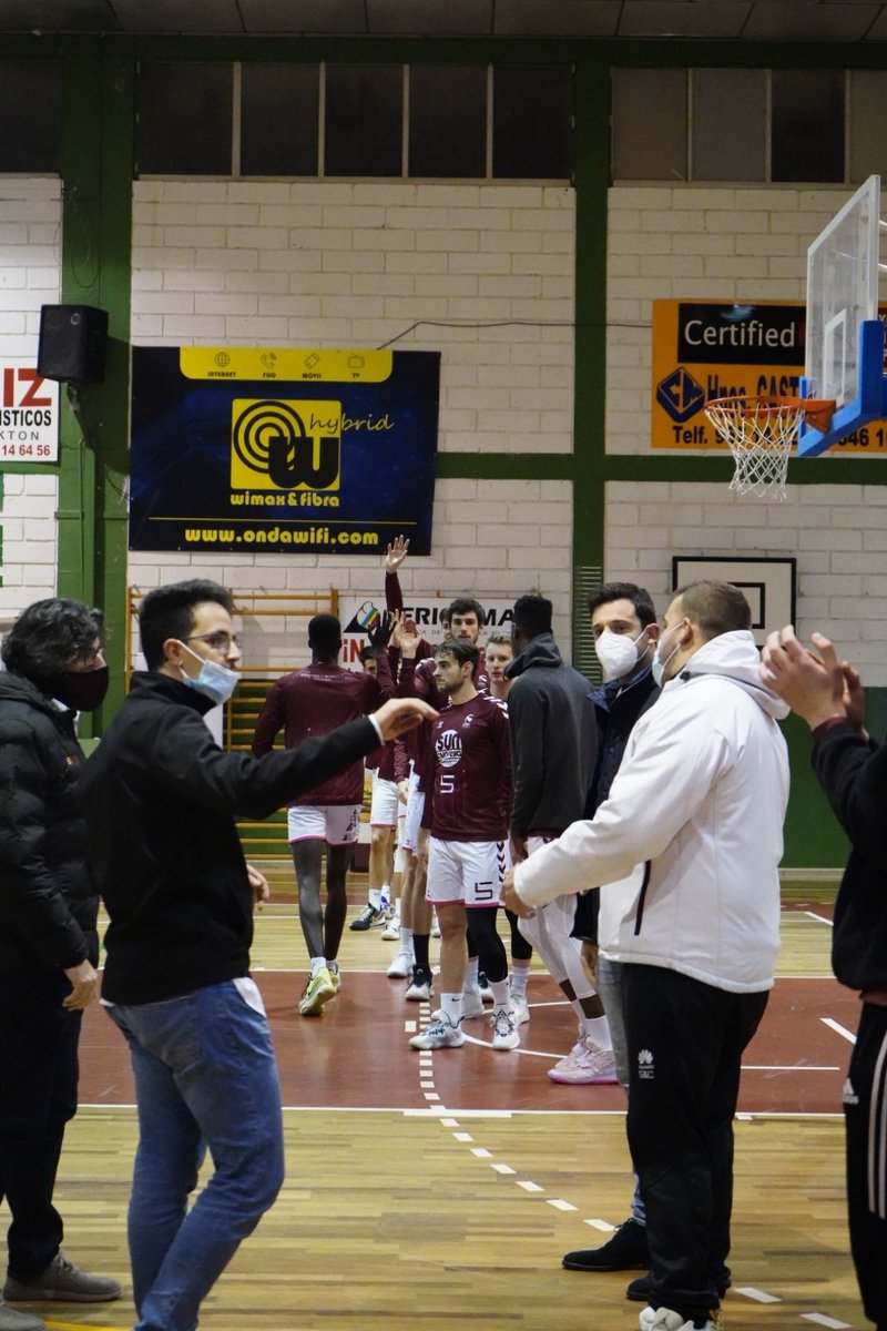 AymanBBall's tweet photo. La fuerza del grupo. 3 to go @CBZentro #GoGarnet https://t.co/jTD8DoBgvM