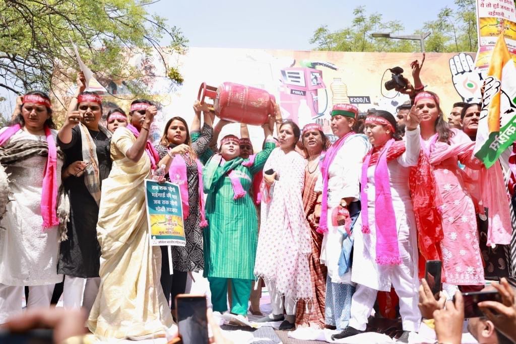 livemanish_'s tweet photo. कमर तोड़ महँगाई से निकली आमजन की जान,
आओ चलाएँ #महँगाई_मुक्त_भारत अभियान।

@MahilaCongress अध्यक्षा @dnetta जी व @DelhiPMC अध्यक्षा @AmritaDhawan1 जी के नेतृत्व में, दिल्ली के जंतर-मंतर पर महिला कांग्रेस का #MehangaiMuktBharat अभियान। https://t.co/7MV5xRr3Pi