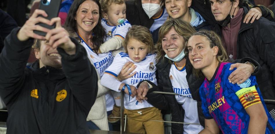 Oltre ai 91.553 spettatori, il Clásico femminile di ieri ci ha lasciato anche questa meravigliosa foto di Pere Puntí: Alexia Putellas, Pallone d’Oro e capitana del Barça, che si fa le foto con i tifosi del Madrid.