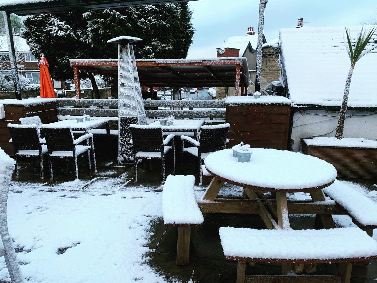Perfect weather for a pint outside! You could always hide under the shelter 😉😉 🍻🍻❄️❄️