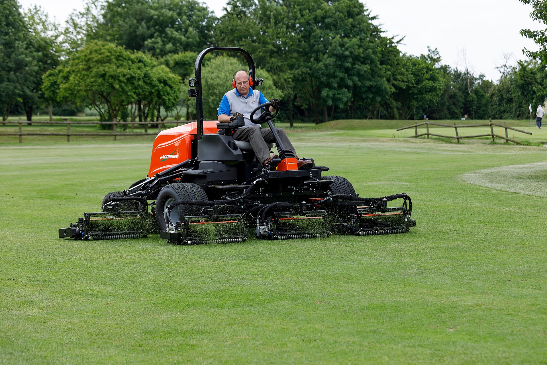 Jacobsen Turf on X: The F407 high capacity reel mower is productivity  personified with 7 cutting units working together to give you Jake's  signature cut. Find out more:  #greenkeepers  #golfcoursemanager #golfmower #
