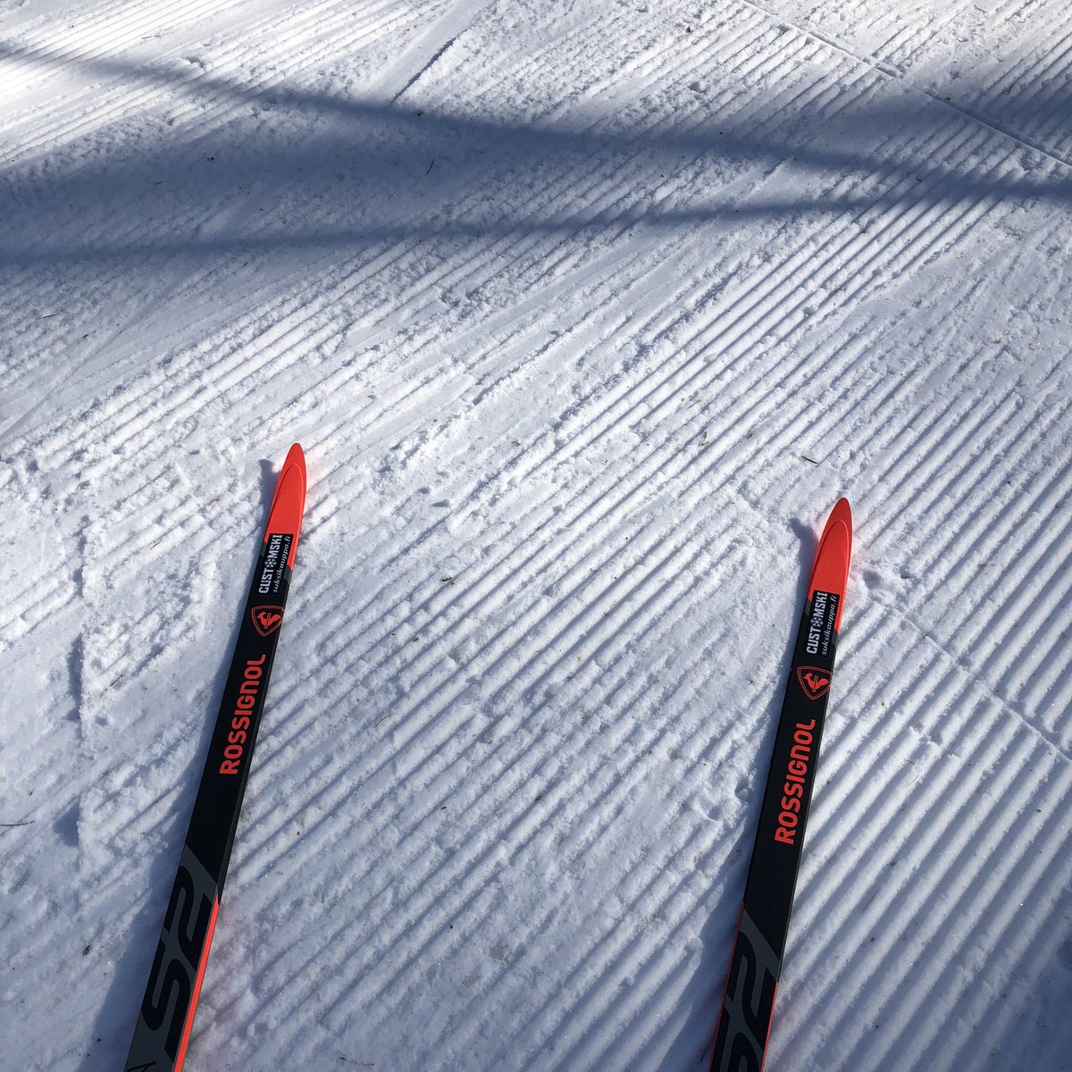 APohja's tweet photo. Hyvä palvelu #customski: kuumavahat suksiin ja odotellessa testiin Rossignolin ens vuoden malli. Ihan tuntui toimivalta. Kiitoksia taas!
#lahti #hiihto https://t.co/XK3ANzEBj6