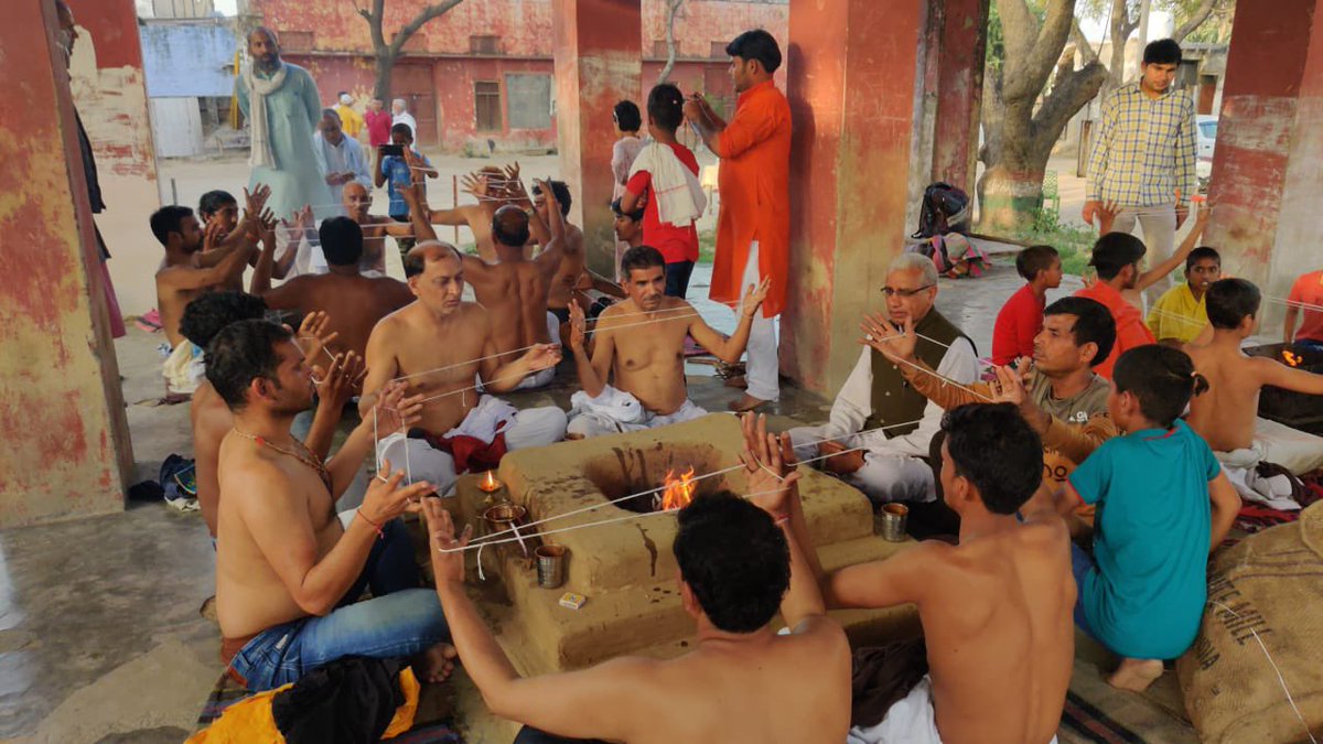 AMahasangh's tweet photo. सम्पूर्ण संसार में एक ही धर्म है - सनातन वैदिक धर्म।धर्म मानव को जोड़ता है और मत,मज़हब मानव को तोड़ता है,छिन्न-भिन्न करता है।विचार कीजिए कि आप धर्म खोजते-खोजते मज़हब में तो नहीं उलझ गए?धर्म की शिक्षा "आर्य निर्मात्री सभा"ही देती है।मज़हबी तो गली-गली में बैठे हुए हैं। #जय_आर्य https://t.co/DiagBCcL5z