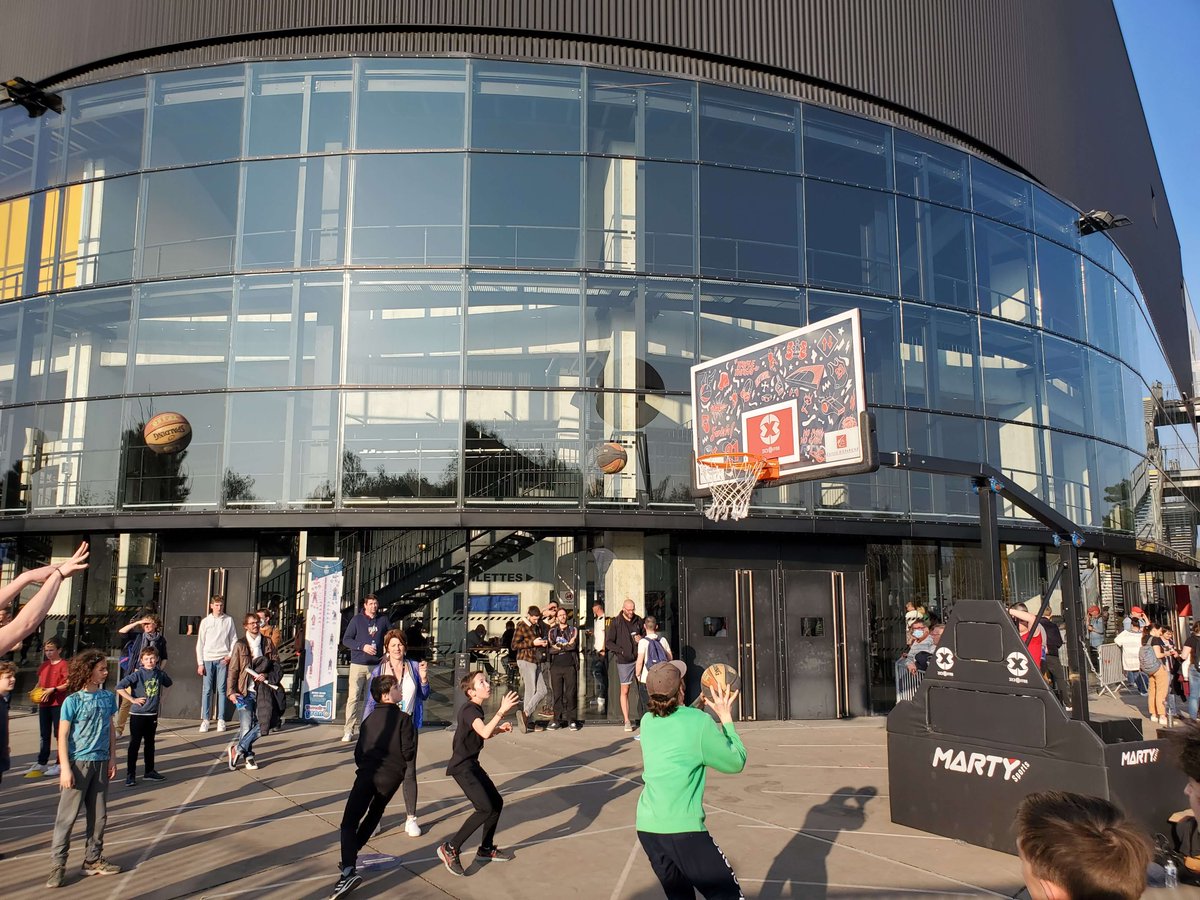 marty_sports's tweet photo. Les jeunes basketteurs ont pris possession des abords de l'Arena Loire pour jouer au 3x3, sur la remorque MARTY Sports qui se transporte partout et se transforme en véritable but de basket. ✅🏀
@SAILLARD11 @NicoSeignez @BasketCd49 @ville_trelaze
#PlanInfra #5000terrains https://t.co/IA1mIXp2Sz