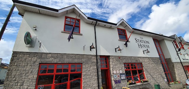 randompubbot's tweet image. The Station House; Colonel Perry St, Edenderry, Co. Offaly, R45 NW10, Ireland google.com/maps/place/?q=…