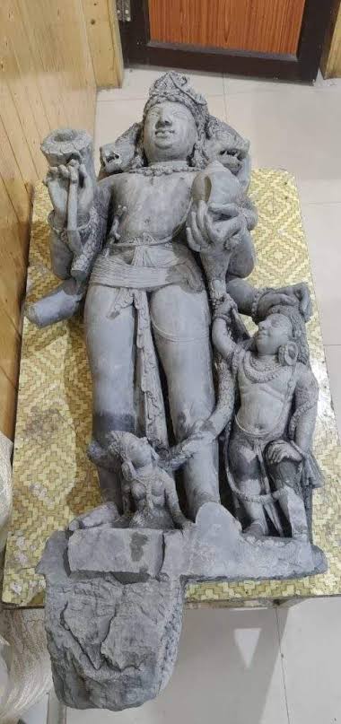 AskAnshul's tweet image. A three-headed sculpture of Lord Vishnu, which dates to the 9th century, was found in jhelum river during extraction of sand in South Kashmir's Pulwama district.

Yeh Kashmir humara hai.