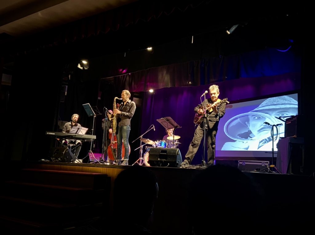 PrimNatzEsplu's tweet photo. Un matí de jazz 🎷amb 5è i 6è de Primària #5èNews #6èOnline @BAT_AUDICIONS https://t.co/2Ux25fKcvM