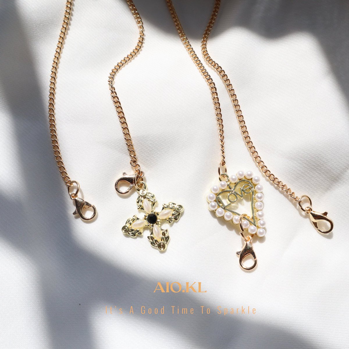 aio_kl's tweet photo. We’re back with a luxury design ✨
We use gold chain and gold charm soooo it’s suitable for any event.
RM 10 only !
📍Limited amount available
Shopee : https://t.co/s1j7zERuL0
Product Link : https://t.co/3nRRpUIYxu
#aiokl #maskchain #sayajual https://t.co/9PYtrmfioq