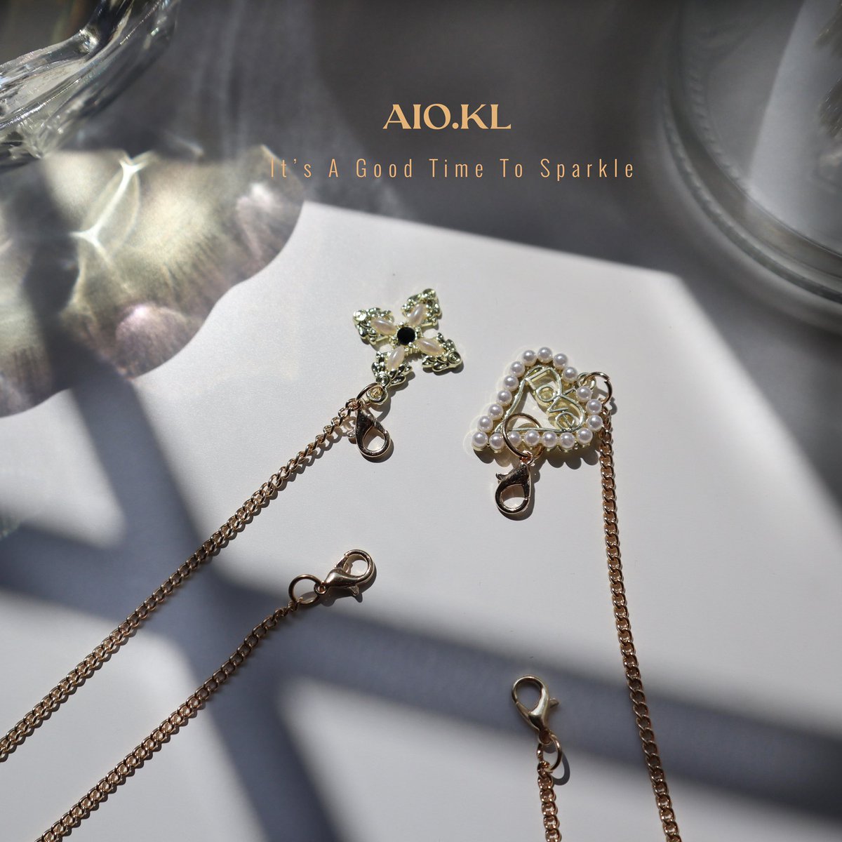aio_kl's tweet photo. We’re back with a luxury design ✨
We use gold chain and gold charm soooo it’s suitable for any event.
RM 10 only !
📍Limited amount available
Shopee : https://t.co/s1j7zERuL0
Product Link : https://t.co/3nRRpUIYxu
#aiokl #maskchain #sayajual https://t.co/9PYtrmfioq